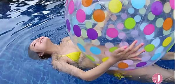  黄色のビキニが似合う彼女とプールデート、泳いでる姿を水中カメラで撮影してみました - 山中 真由実 [bmay-009]